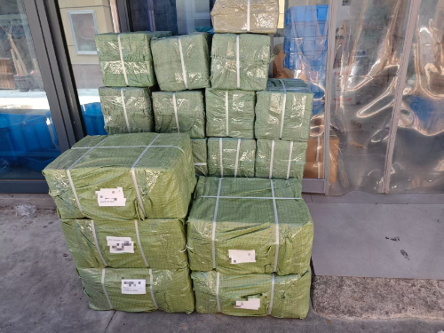 Duas remessas saindo pela porta — Hardware de gabinete com destino à Tailândia e ao Oriente Médio